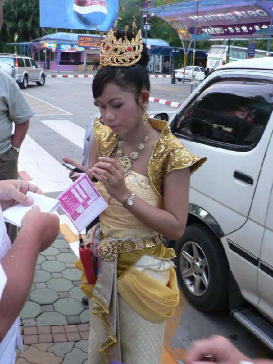 Phuket Fantasea: l'htesse d'acueil en costume Tha