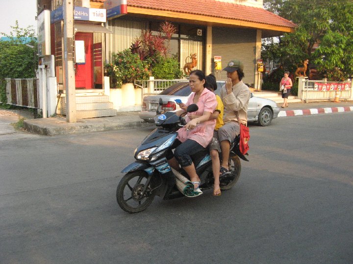 trois sur un scooter